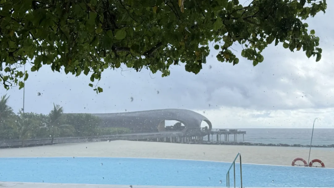 这场暴雨成了马尔代夫的“照妖镜”:雨季选岛,先看滞留政策再看海景