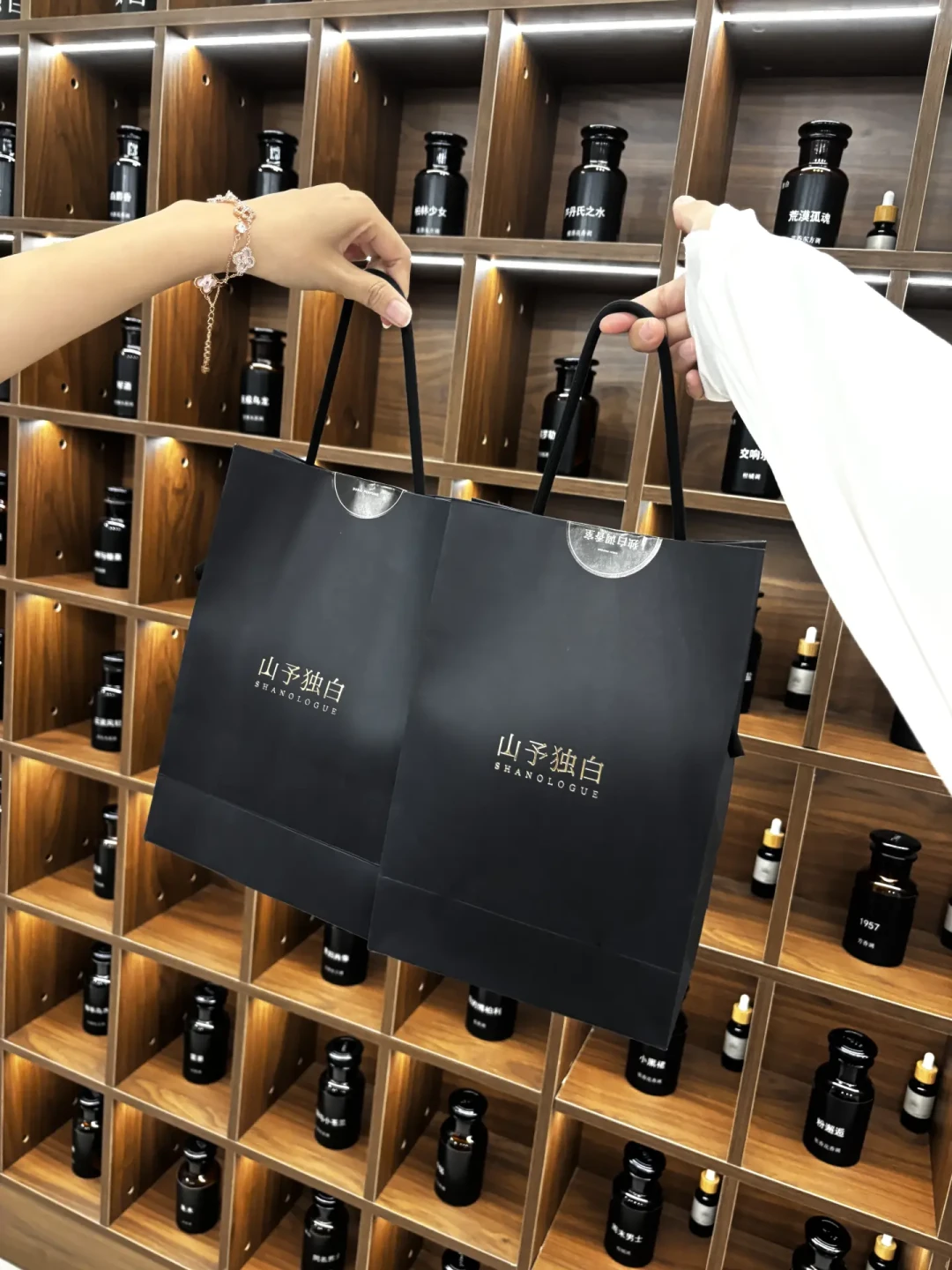 七夕前，198元一瓶的“1:1复刻”香水和买原料自己调，哪个更值？算清这笔香水账