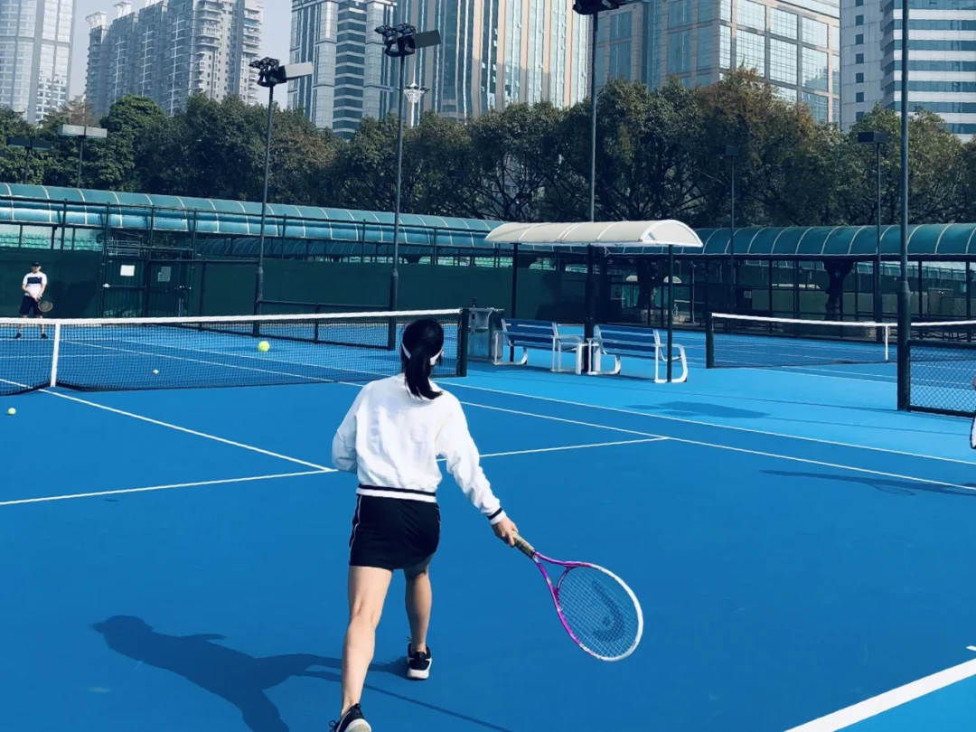 打网球入坑,别一次买齐全套:翻完几十条真实帖子,值得花的钱只在这三处