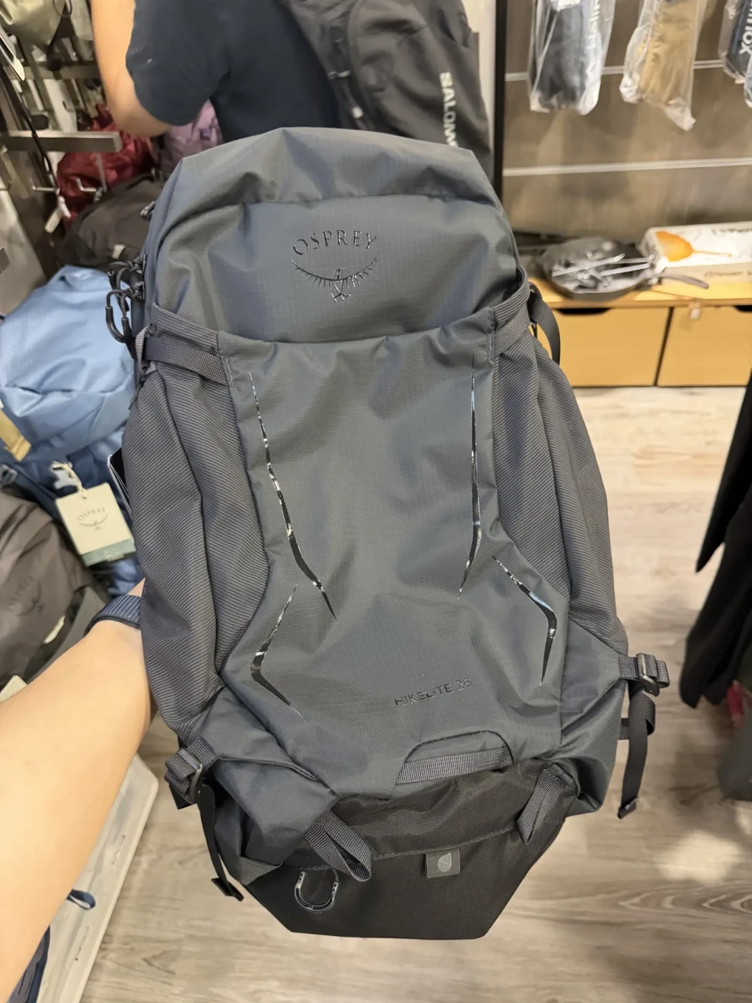 连雨罩都黑化了,Osprey全黑限定补货也卖断:交叉读完20多篇发售和实买帖,理清渠道、价格和通勤党最易踩的坑