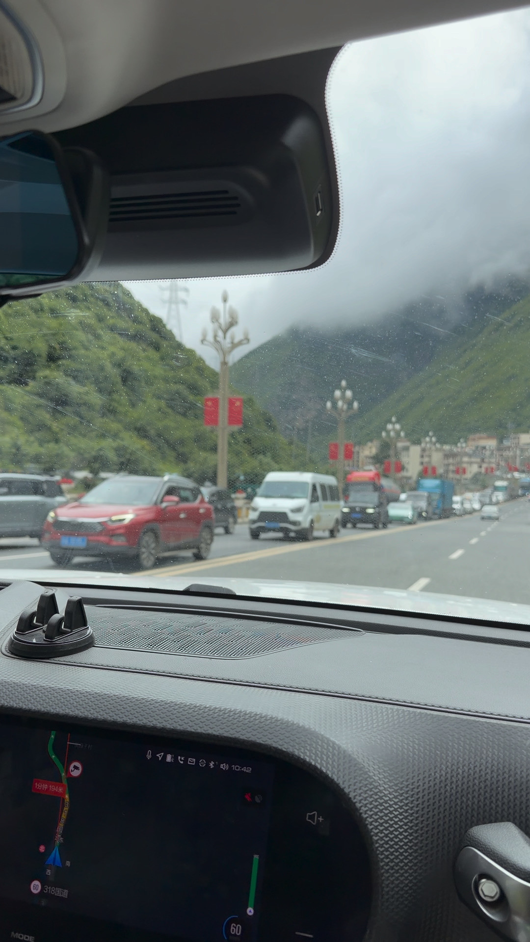 4公里堵2小时,连成雅高速入口都管制了:对完20多篇实测帖和官方路况,这份暑假后半程川西318避堵决策卡请收好