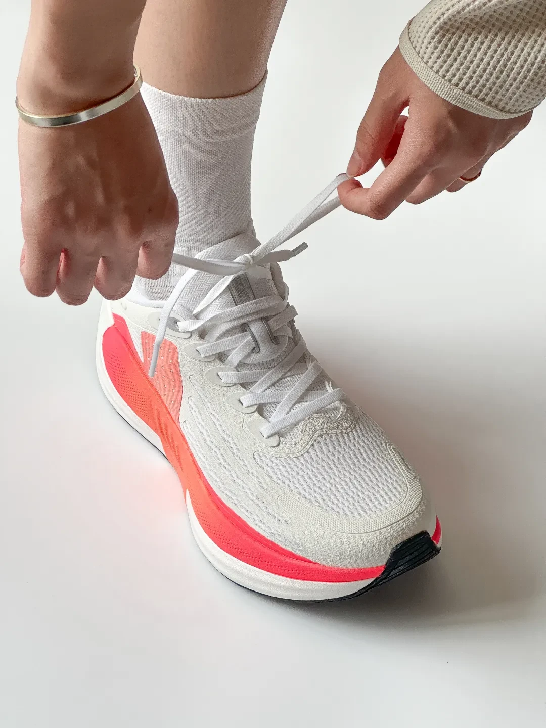 特步零云MAX 15日预售：跑圈对“零重力”还没吵出结论，首发日冲不冲？