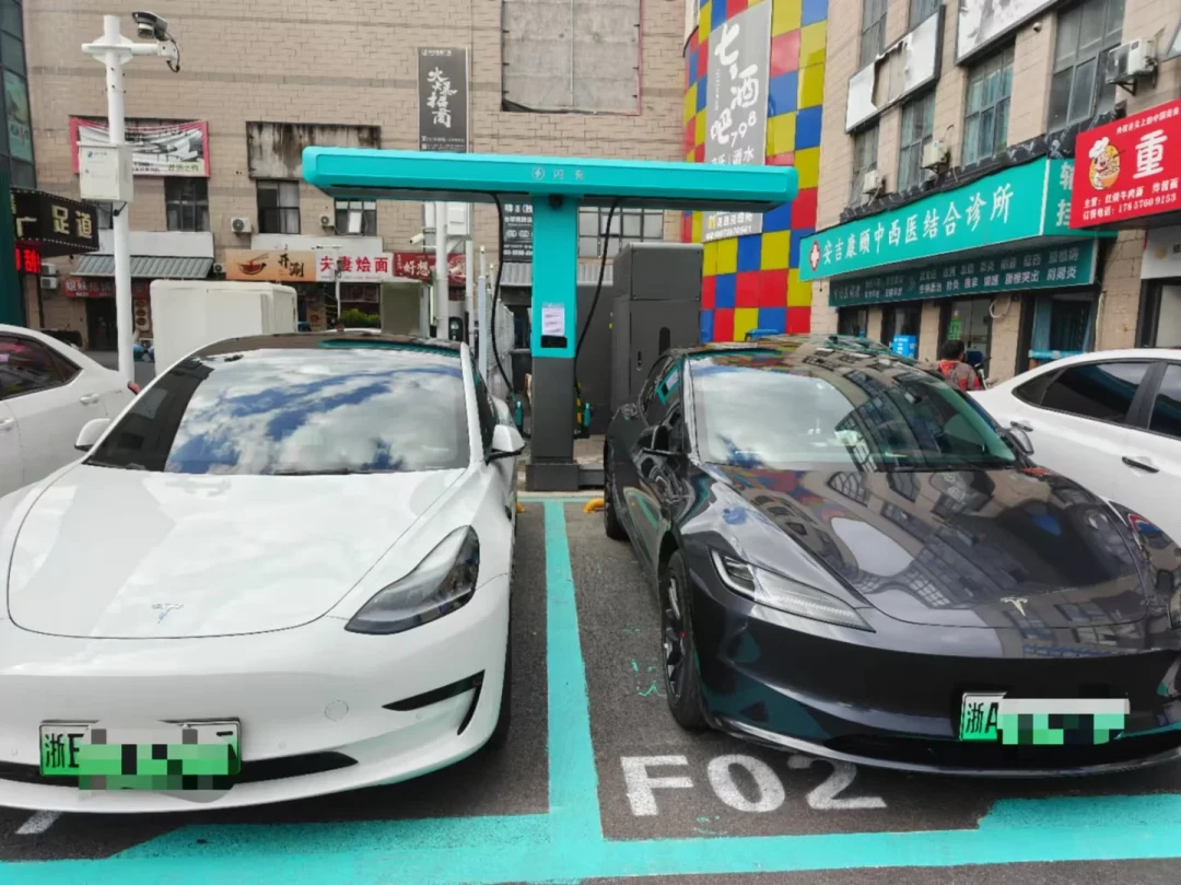 比亚迪闪充两天两个好消息：拿了奖、开了旗舰站，但车主真正想问的是这三个问题