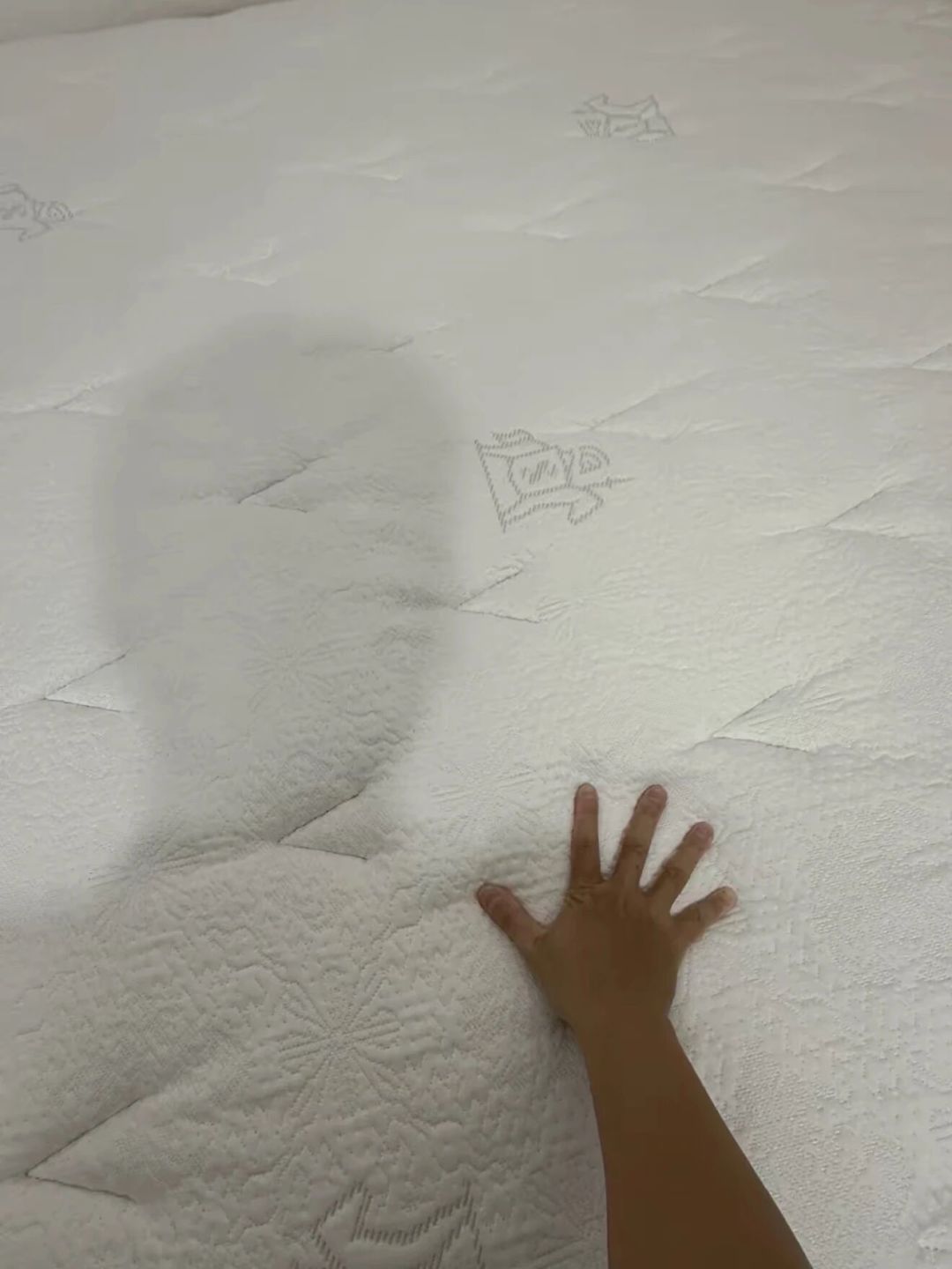 喜临门白骑士Plus卖爆,但先别急着盲买:一张床垫两种睡感,差别不只是软硬
