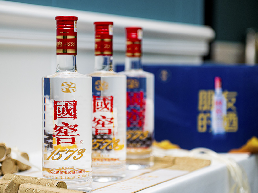 800红线5天告破：普五跌到797、国窖跌到880，水晶剑南春反而创月新高，这轮浓香跌价，喝酒人该怎么接？