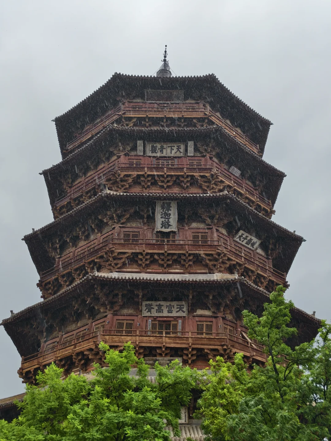 应县木塔“马上要落架大修”是谣言,但倾斜没停:争议三方在吵什么、现在去怎么逛