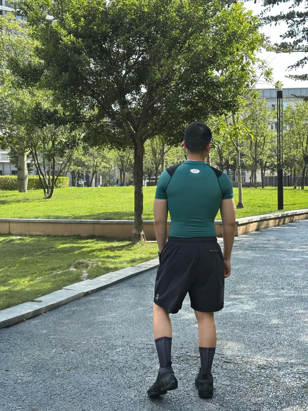 新款透到不敢穿出门、老款折到百元档还断码:安德玛紧身衣下手前先核对这四笔账