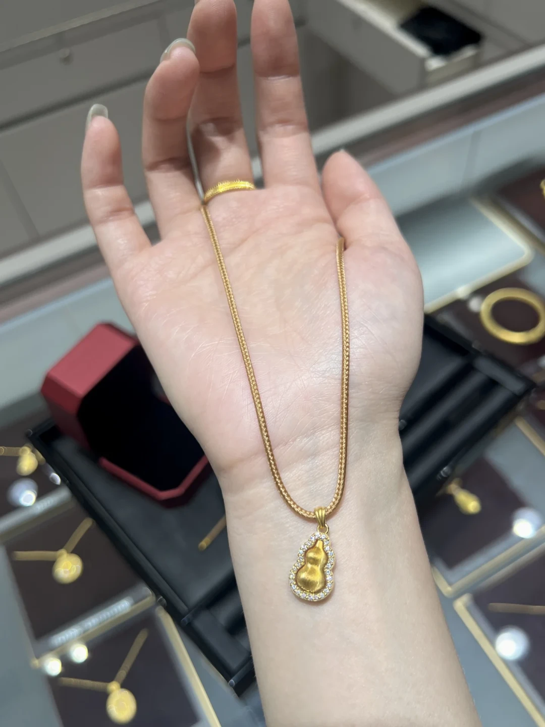 金价一个月涨超100元,结婚三金多花2000块:婚期临近,追高还是等回调?
