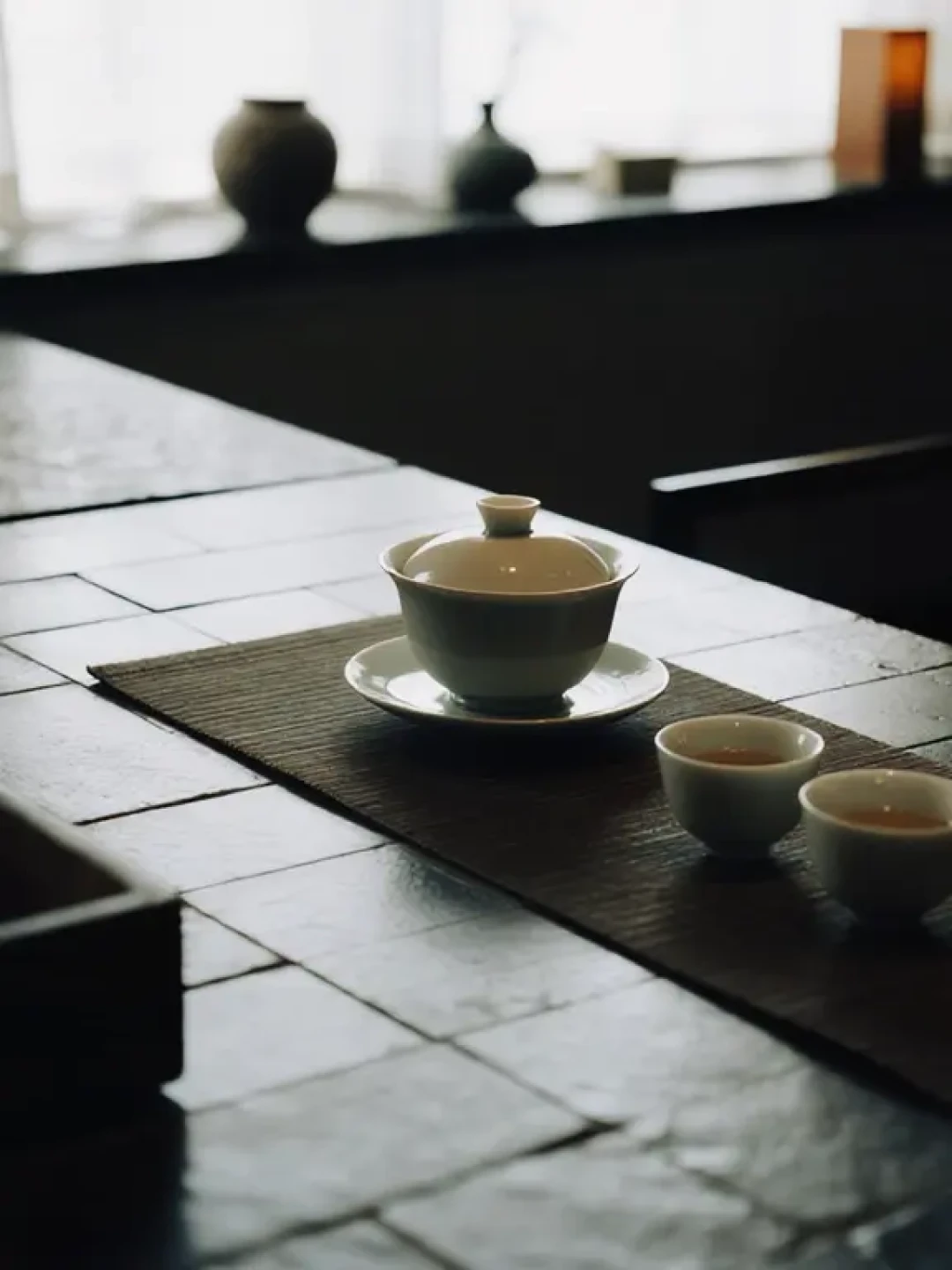 阳台茶角被几万人收藏，却在八月酷暑里挺不过秋天：看完晒伤案例，材质要按朝向选，预算要分三档花