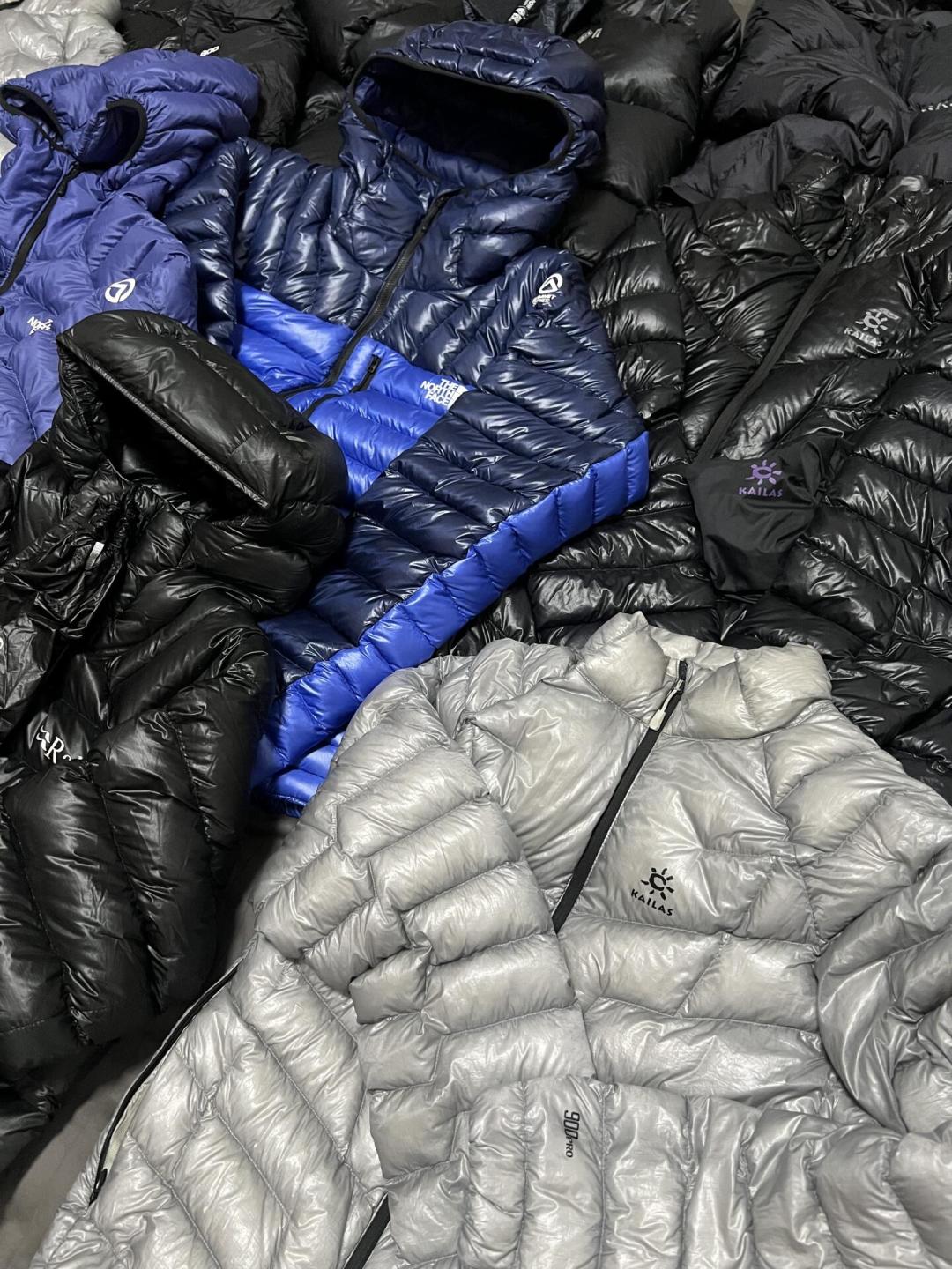 8月了,4000米的垭口还在下雪:夏天高海拔徒步,轻量化羽绒服怎么选、多少克才够
