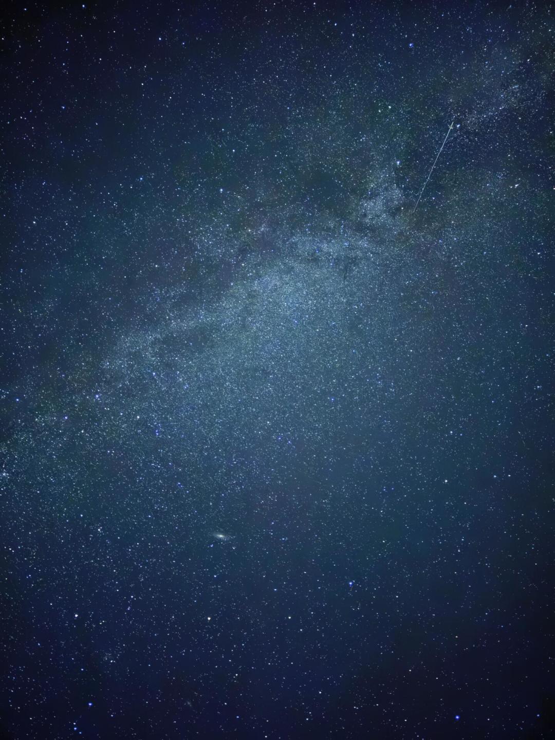 肉眼看到几十颗流星,相机里却是零?不是手机不行——昨晚的废片还能救