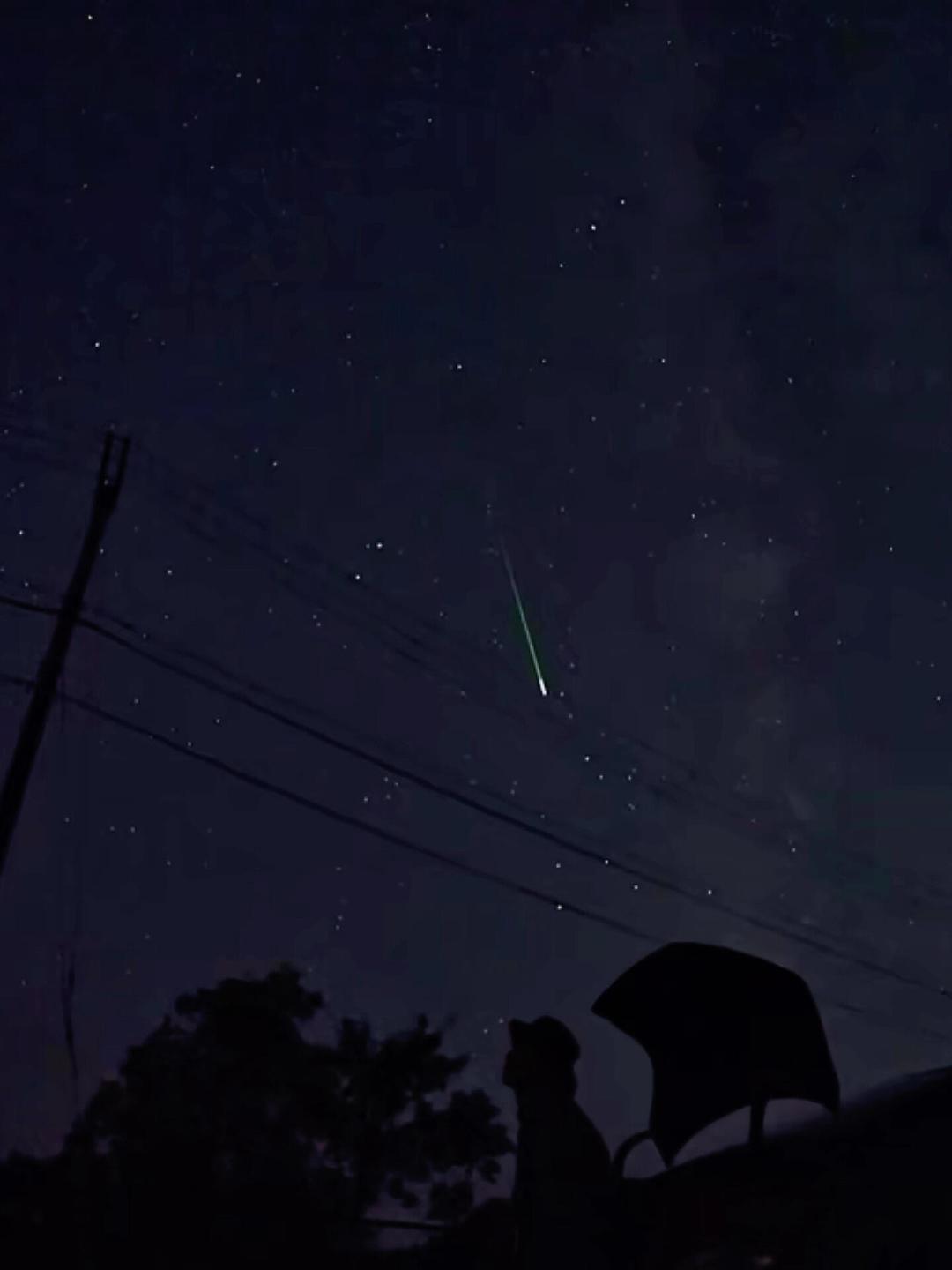 肉眼看到几十颗流星,相机里却是零?不是手机不行——昨晚的废片还能救