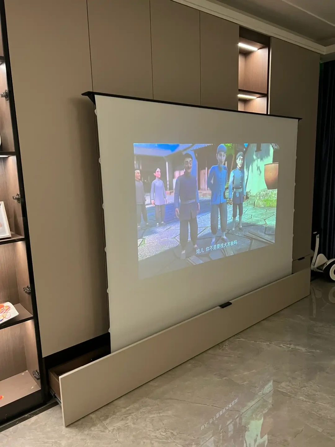 想投100寸又不能打孔:40元的卷帘够用,但地升幕布的三个坑踩中一个白花上千元