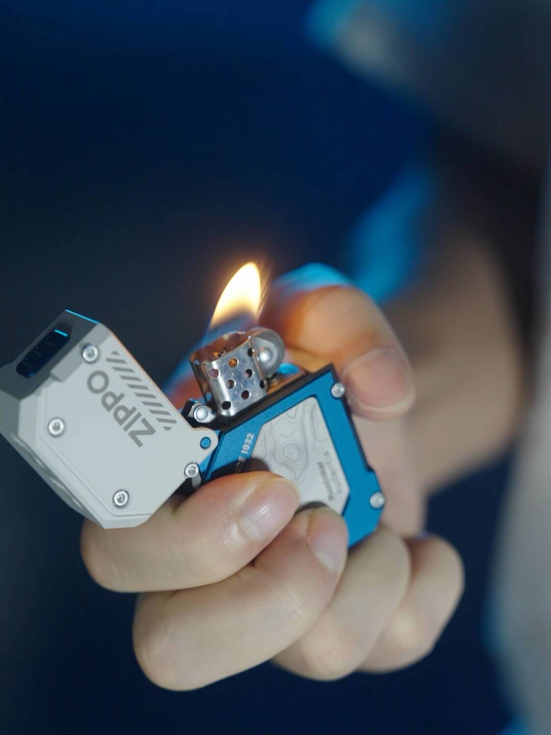 务本×ZIPPO联名Z1首发：会点火的“手电”券后520元，EDC圈吵成三派