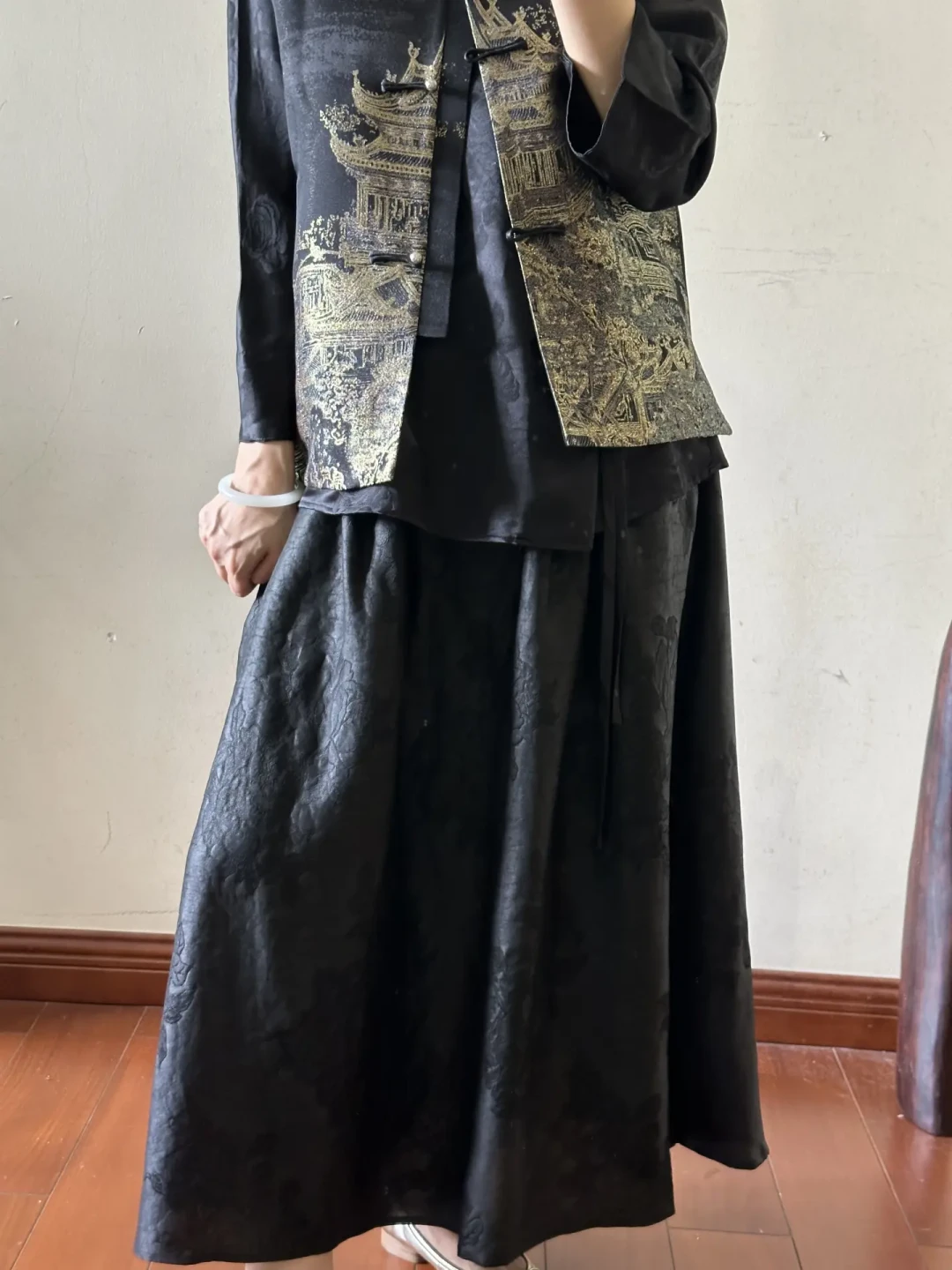一条2200元的香云纱裙吵翻评论区:从几十元到上万元,“软黄金”怎么买才不被割韭菜?