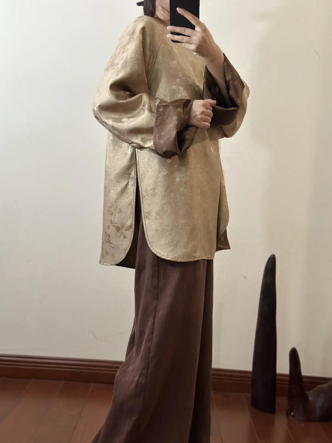 一条2200元的香云纱裙吵翻评论区:从几十元到上万元,“软黄金”怎么买才不被割韭菜?