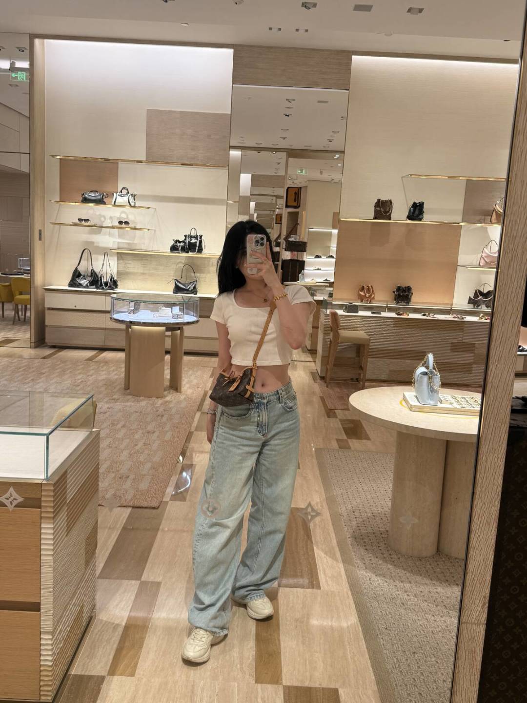 LV Carryall公价23000，二手近乎腰斩：维权风暴里，该买、该卖还是该等？