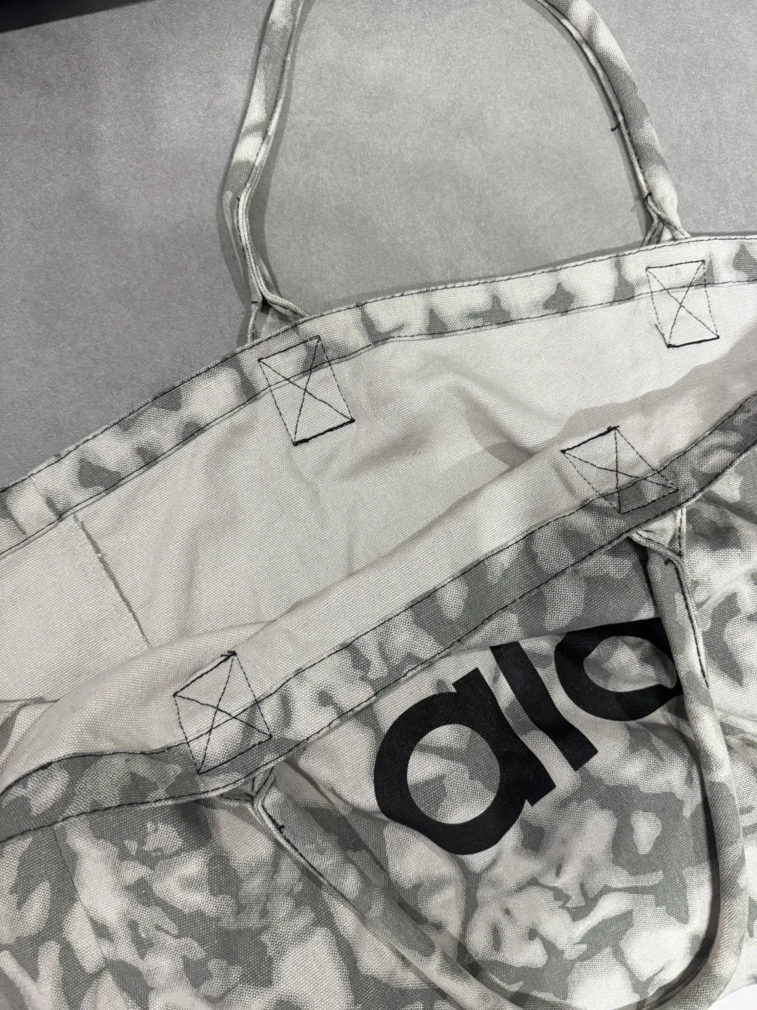Alo开售1分钟破千万、赠品托特包被炒到350元:这个「lululemon贵替」现在冲还是等?