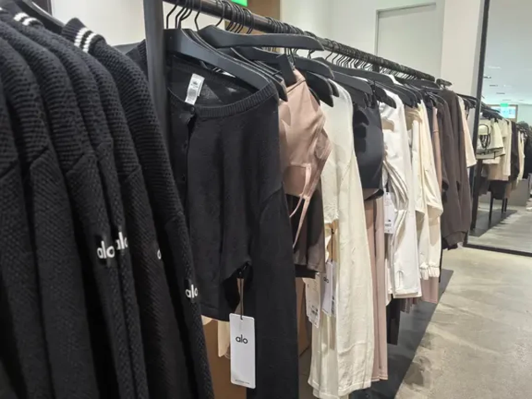Alo开售1分钟破千万、赠品托特包被炒到350元:这个「lululemon贵替」现在冲还是等?