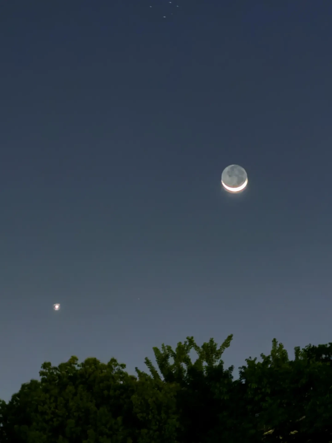 流星雨过了天还没黑透:这周末的金星合月比流星好拍,先看一眼上次大家都栽在哪