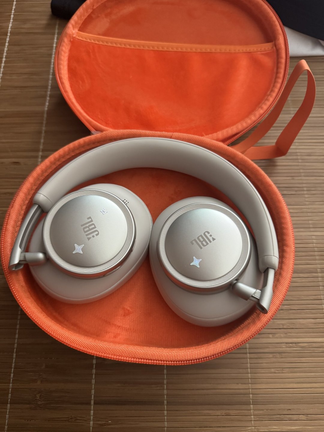 索尼XM5、Bose QC Ultra都被它拉进横评:JBL LIVE 780NC上市4个月,千元档真能冲?