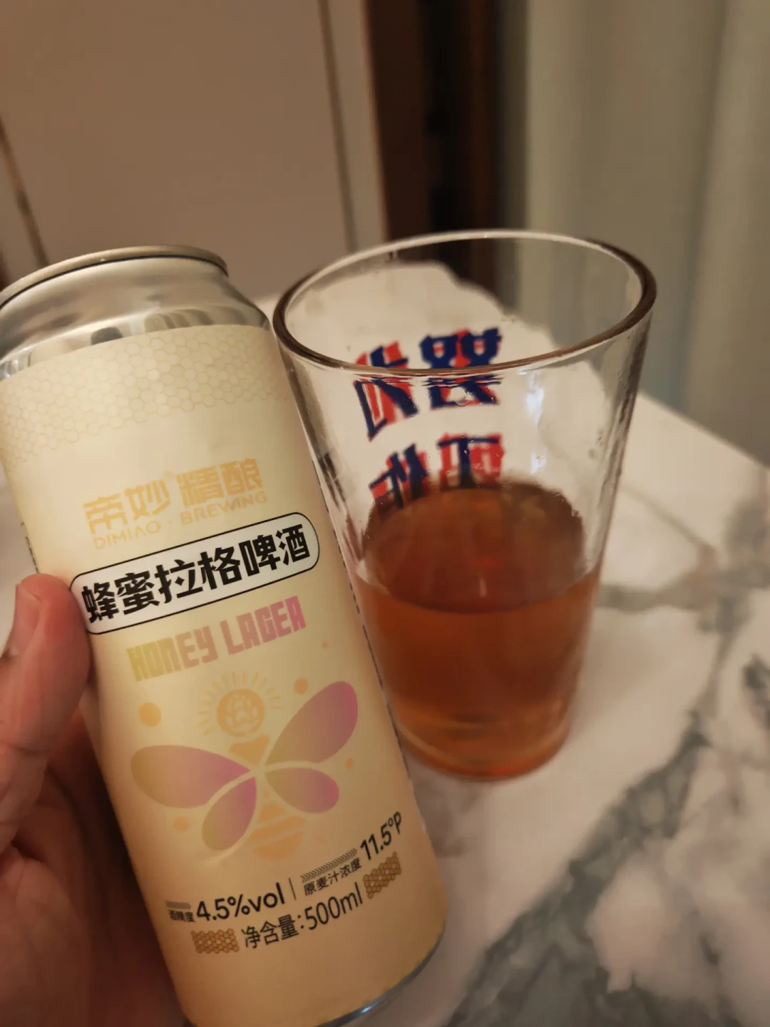 蜂蜜拉格的蜂蜜从来不是为甜:甜味被酵母吃掉,剩下的是香——而香,取决于蜜来自哪朵花