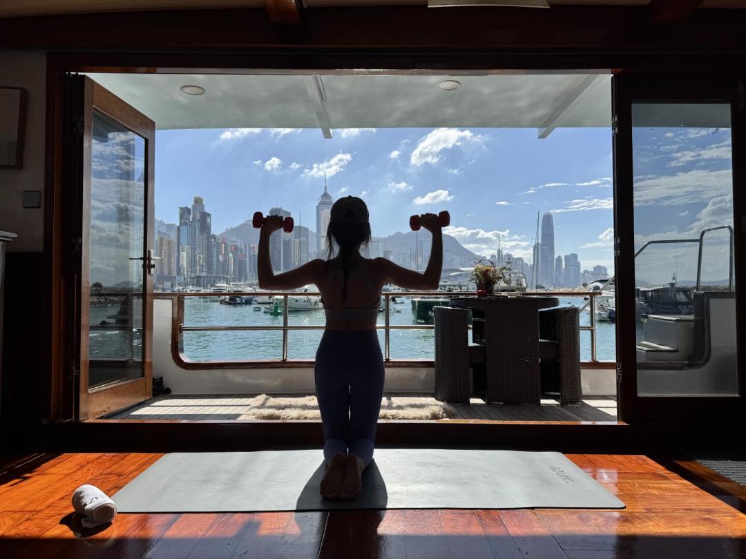 Feed里的海上瑜伽全是chill,有人却在游艇上被“虐成狗”、桨板上摔进湖:报名前先把四种形态的差异看清楚
