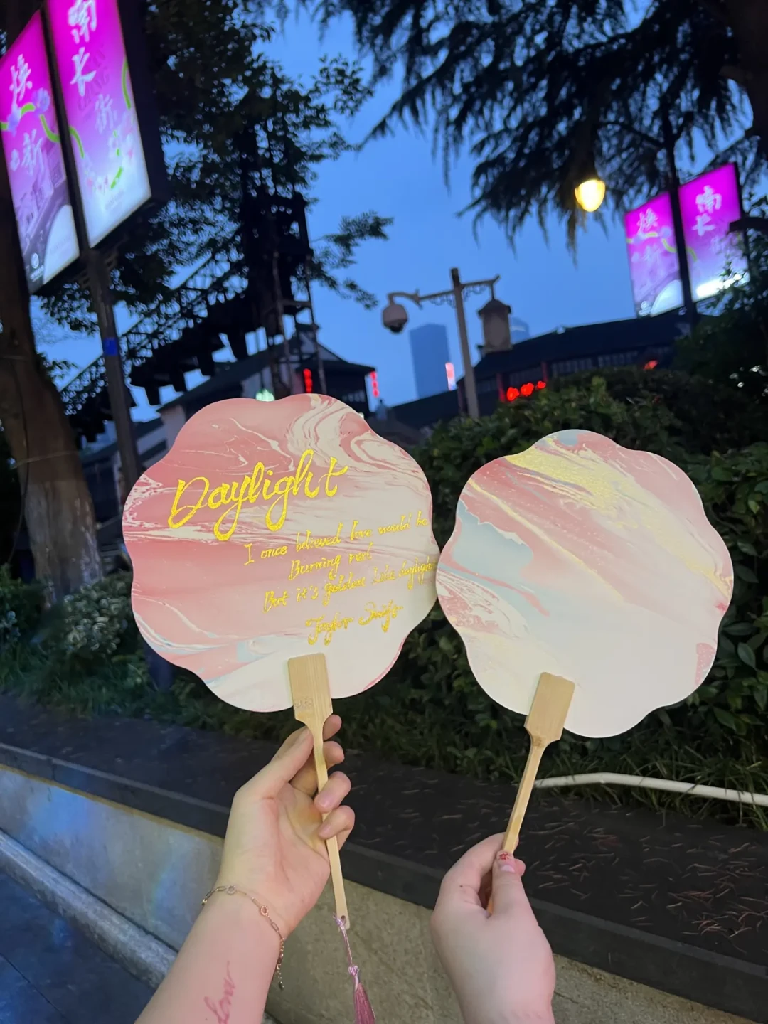 漆扇是暑假体验顶流,但花钱前要知道:材料成本3元,大漆过敏不是小事
