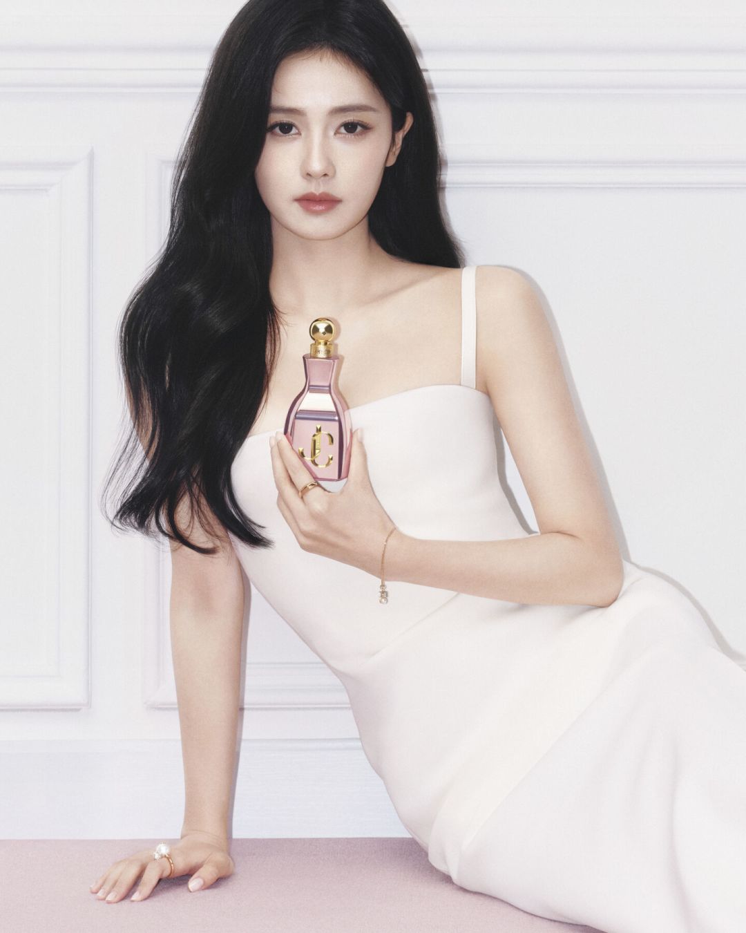 白鹿直播卖空Jimmy Choo、香奈儿1957数小时售罄28国:代言香爆火的8月,热度过后怎么买不亏