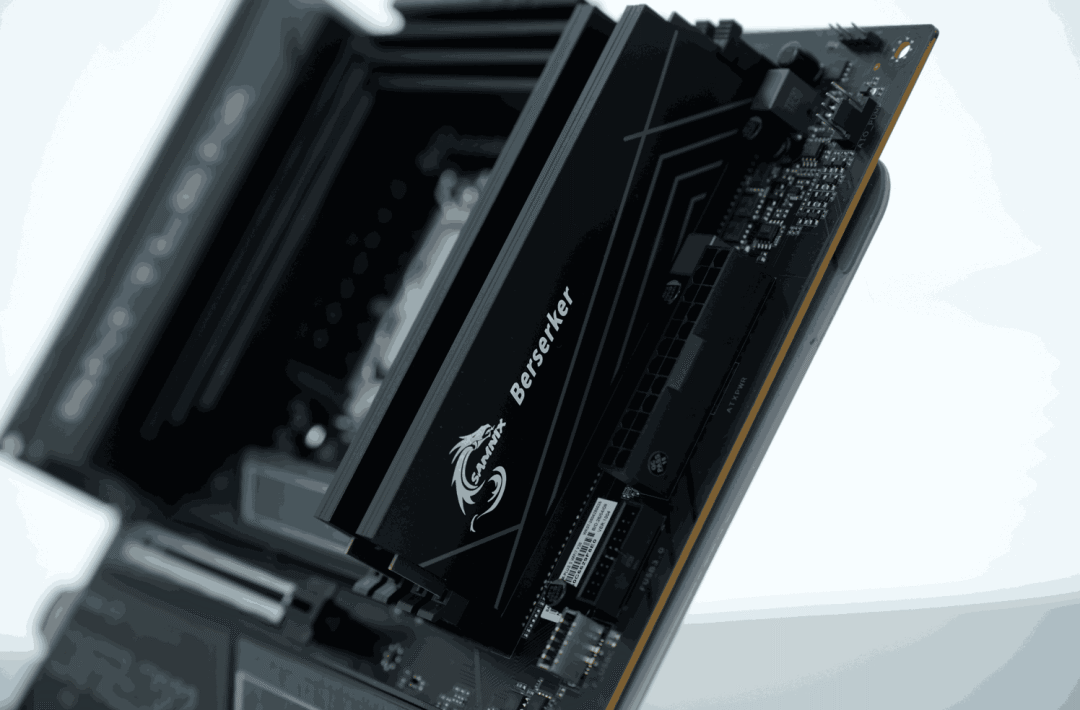 七彩虹战戟DDR4内存安装实拍