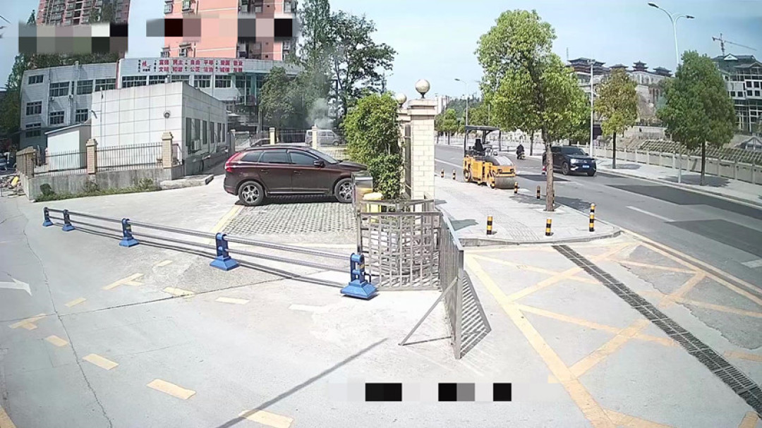 防晒喷雾在后备箱晒成“气球”卡住拿不出:对完4个消防提醒、球拍变形帖和收纳箱翻车帖,我把三伏天清仓账算清了