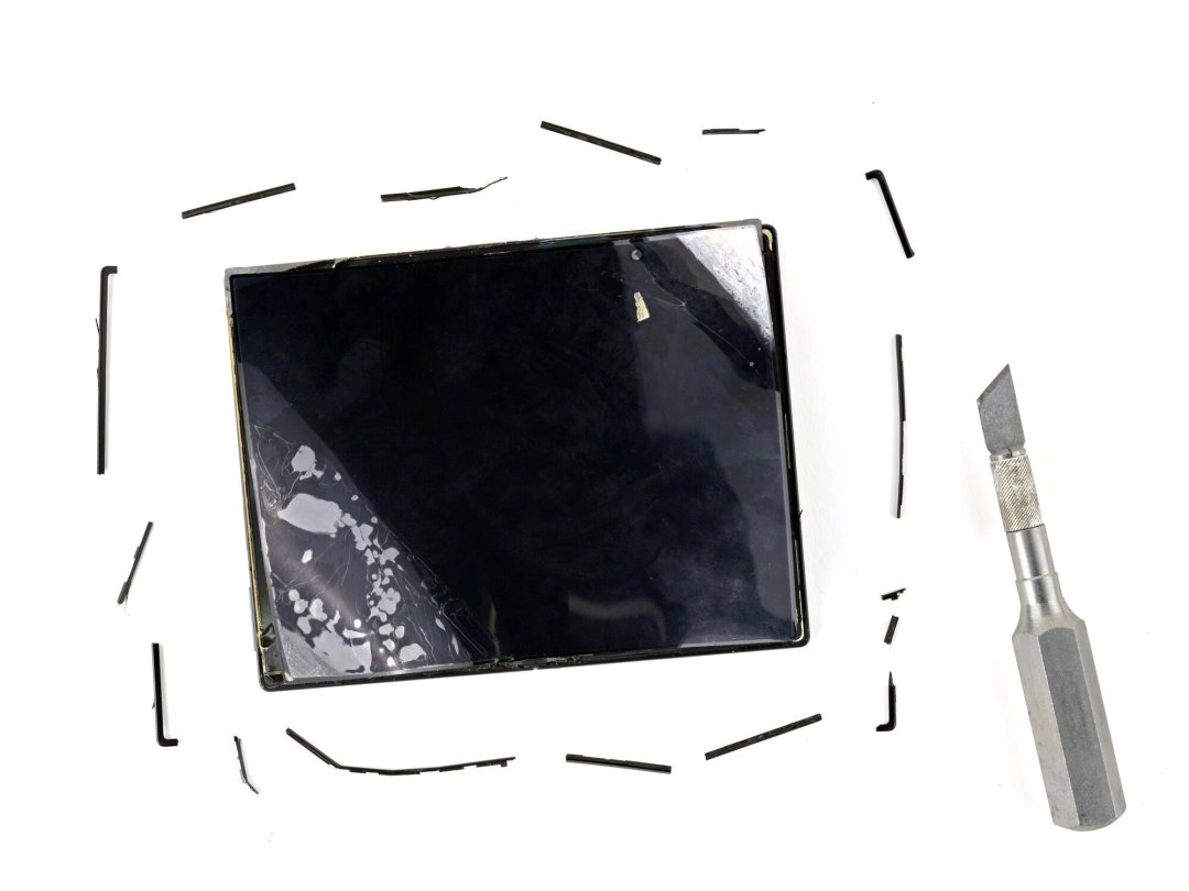 Fold8 被 iFixit 打出 4/10 可维修性:拆机曝出三个脆弱点,首销机主趁还在 7 天窗口期,先把这几件事办了
