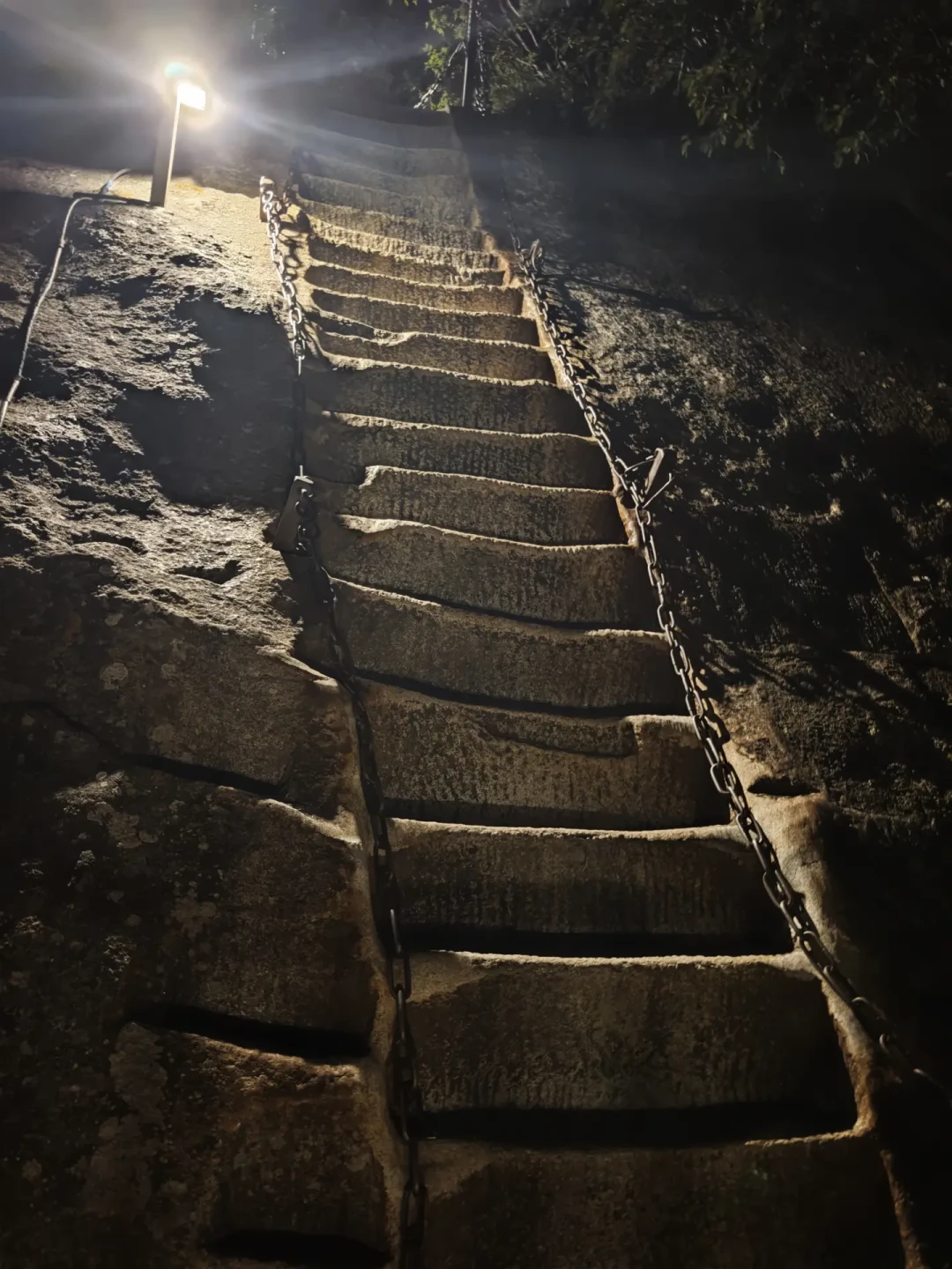英仙座流星雨刚极大,夜爬潮来了:首次夜爬的人这周踩的三个坑,出发前都查一遍