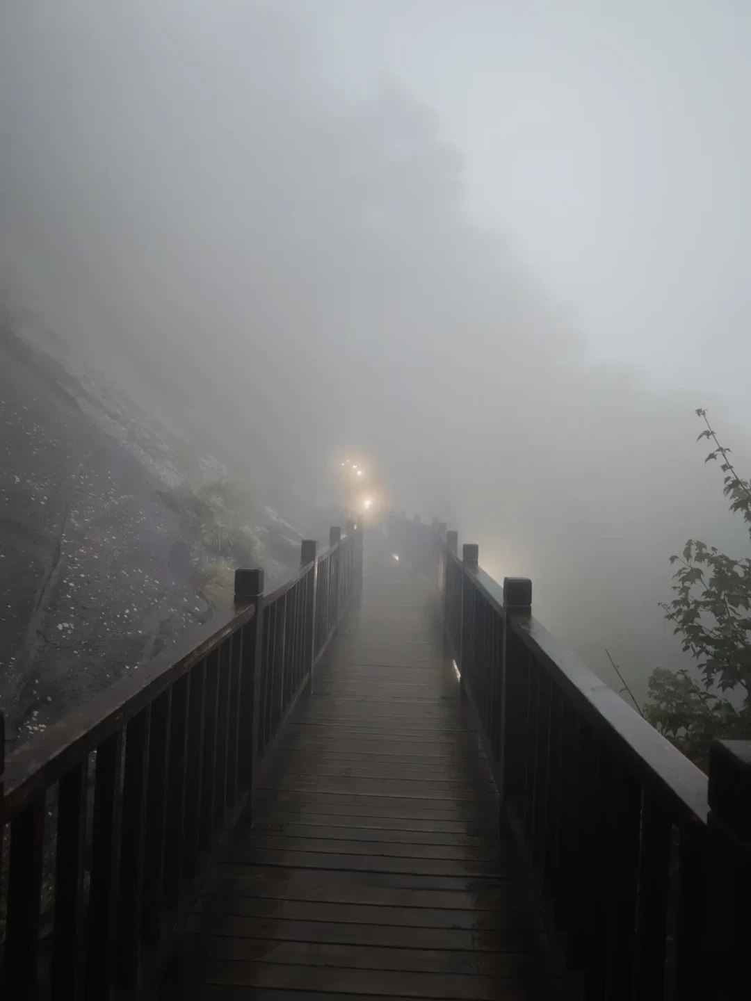英仙座流星雨刚极大,夜爬潮来了:首次夜爬的人这周踩的三个坑,出发前都查一遍