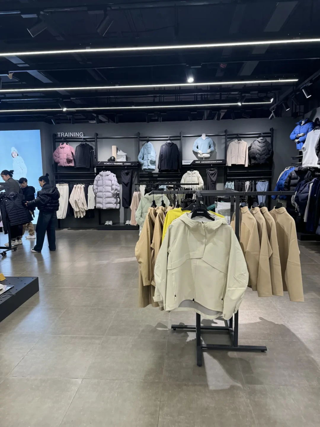 迪桑特奥莱已在京沪郑青等7城铺店：网友实测真实折扣，8月正是捡漏滑雪服的窗口