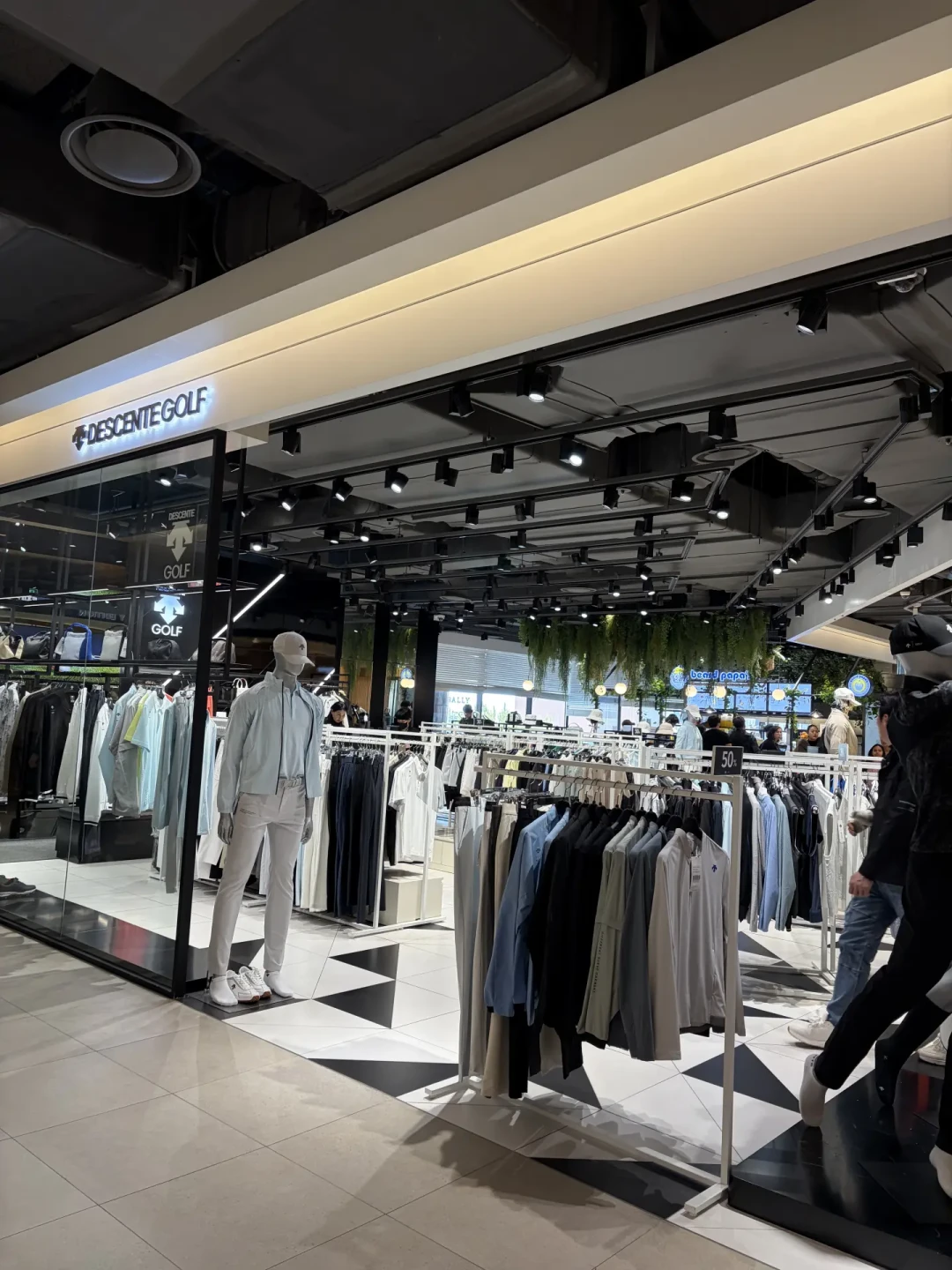 迪桑特奥莱已在京沪郑青等7城铺店：网友实测真实折扣，8月正是捡漏滑雪服的窗口