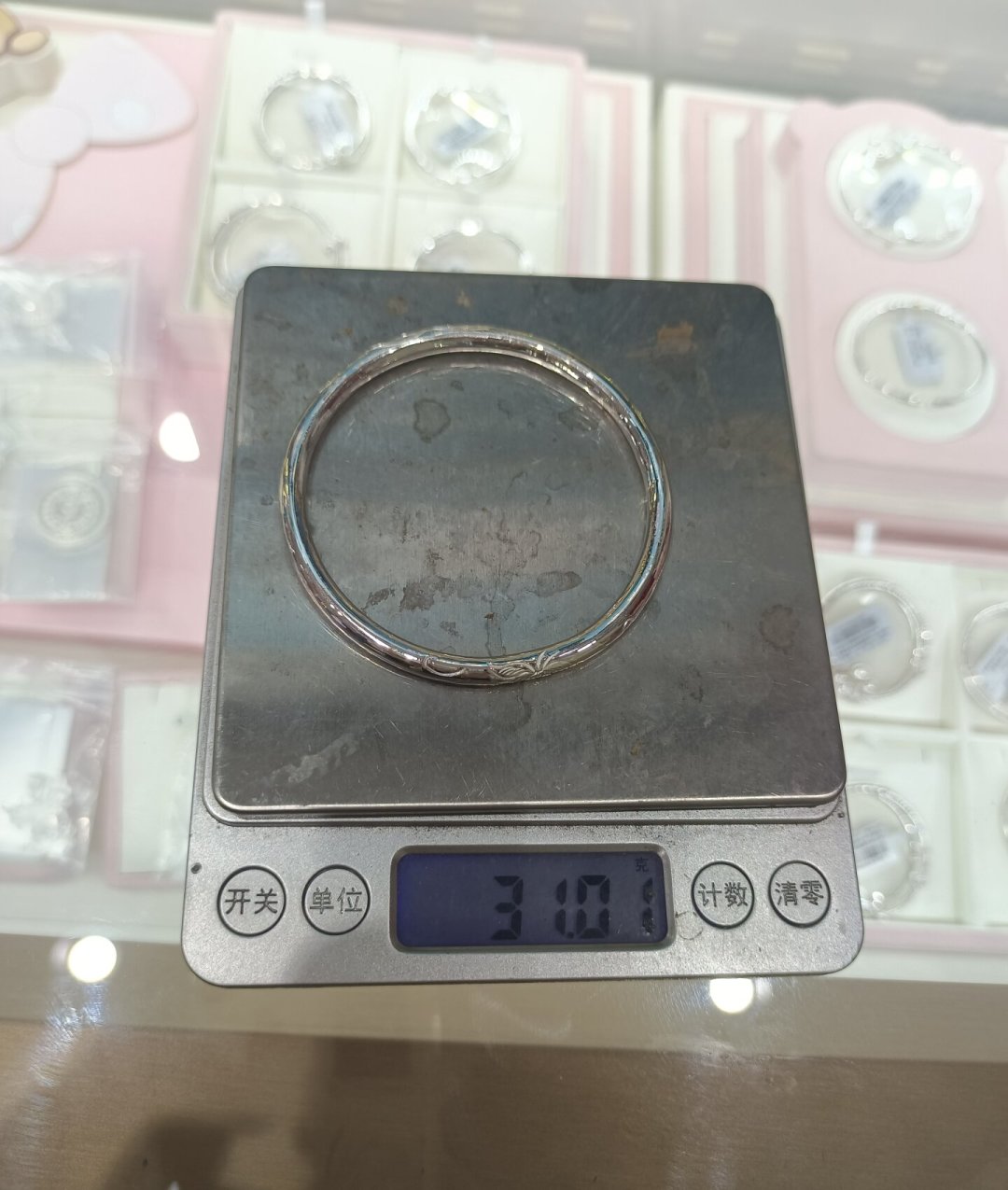 银价年内涨超65%,翻出旧银镯改款的人多了:翻了几十份真实账单,把工费、损耗、回收价三笔账算清