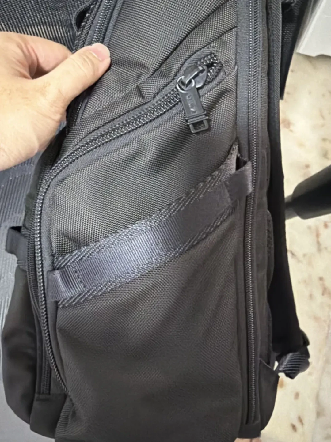 TUMI悬案:同一只包,有人“扔洗衣机13年没事”,有人几个月背出洞——差在这一行字