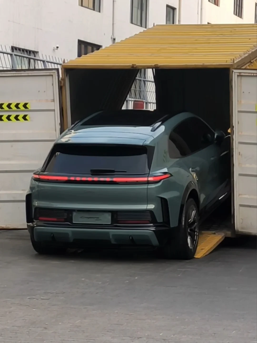 111.8万买保时捷最强量产车:纯电卡宴Turbo比燃油版便宜139万,这个漏能捡吗?