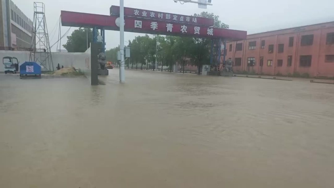 途虎说雨天刹车能差一辆迈巴赫的长度,官宣当天评论区就在要数据表:暴雨周先把这3分钟轮胎自检做了
