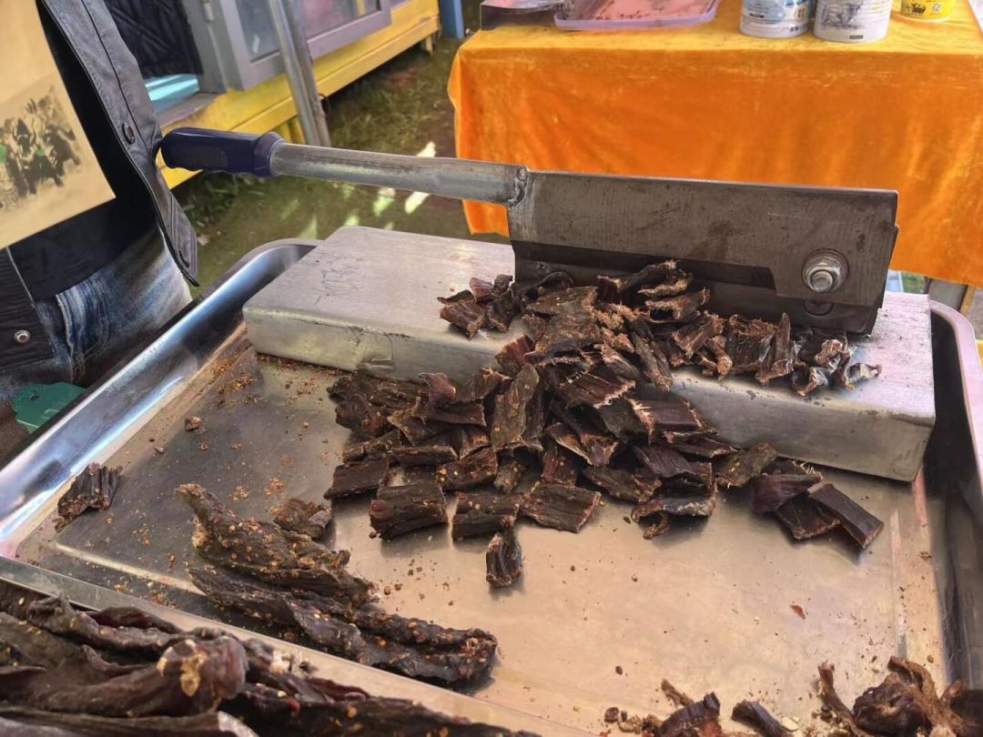 4块牛肉干64元，量贩零食的秤被围观：算清牛肉干成本账，散装坑就踩不进去