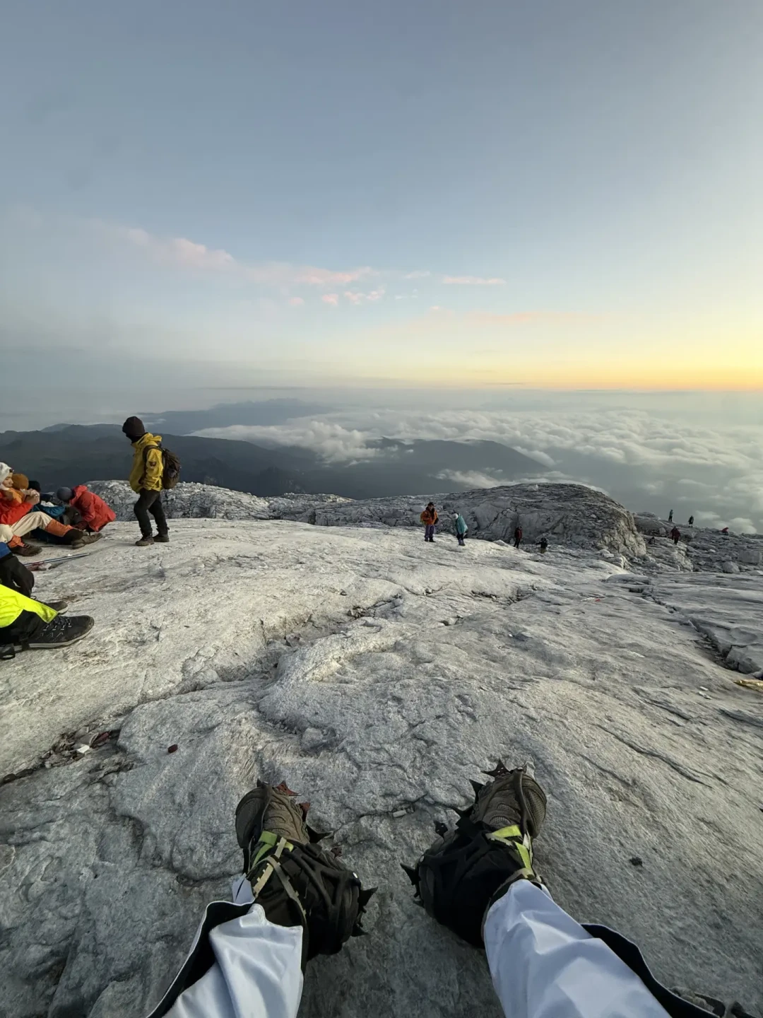 入门级雪山商业队套餐888元起:冰爪冰镐羽绒都配了,但几样保命件得自己备