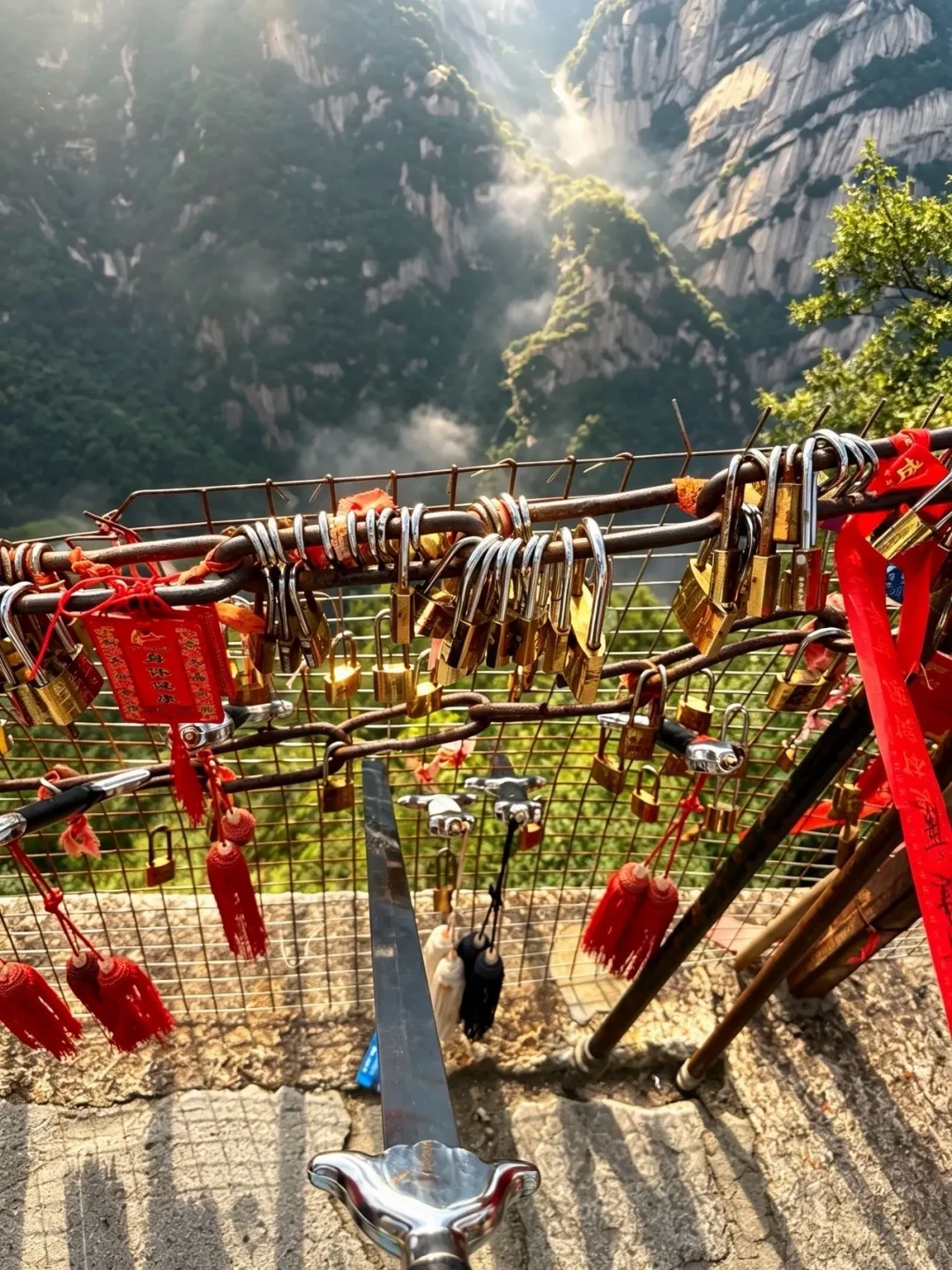 华山「华山论剑」石被拆,只剩金庸亲题那块:金庸迷今年暑假去爬,路线、花费、避坑一篇定