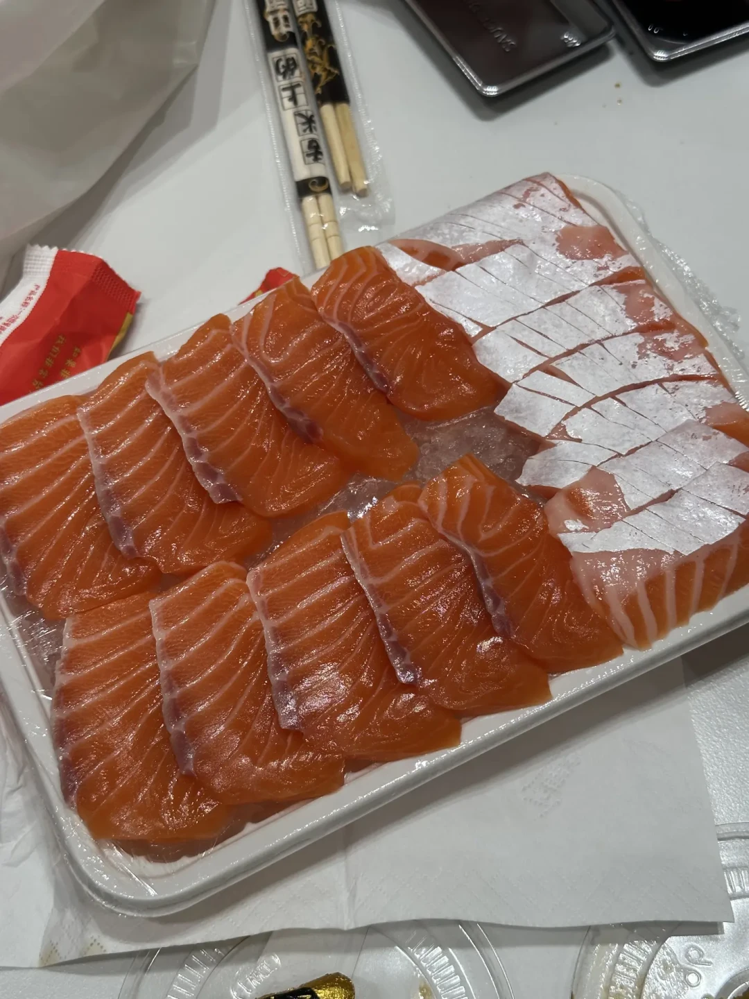 花329元买三文鱼畅吃,吃到的却是虹鳟:法院调解十倍赔偿,怎么辨、怎么赔,一次讲透