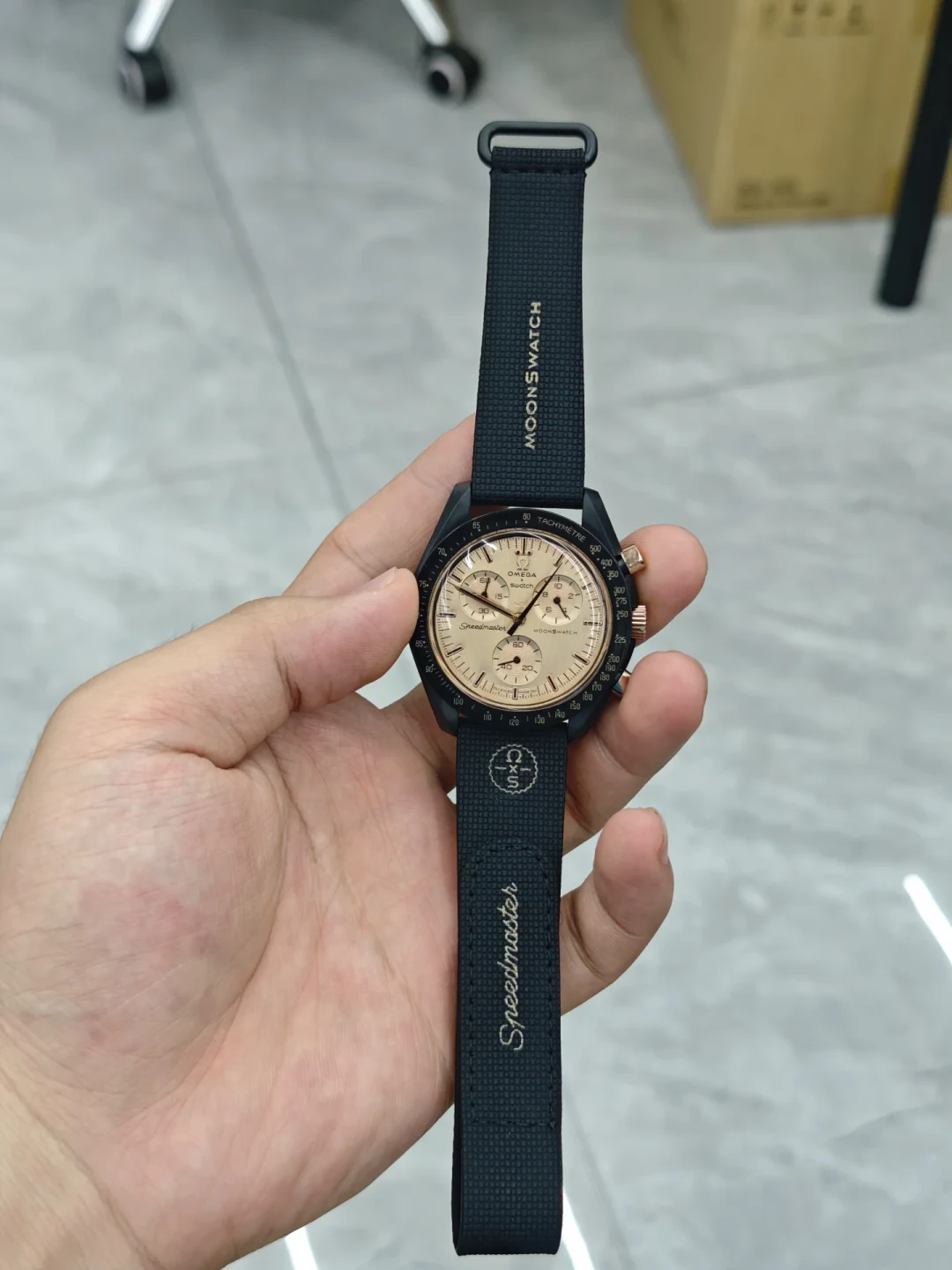 MoonSwatch 1969金表开始发货:公价4400元、转让挂价24万,三笔账看清背后的价差