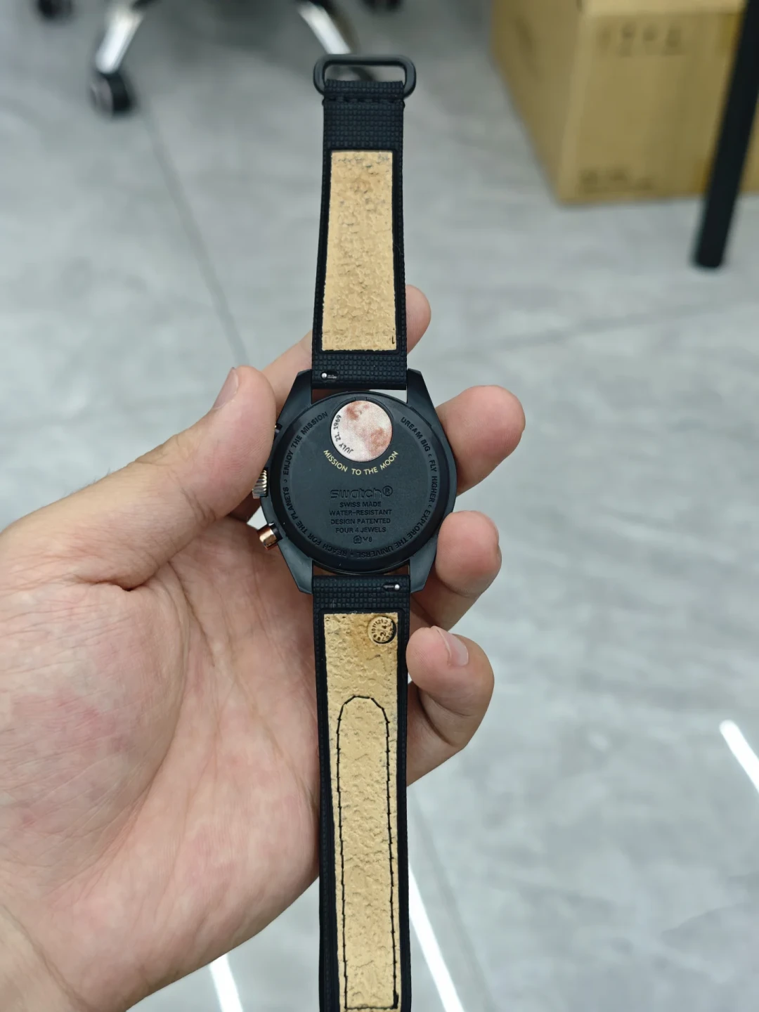 MoonSwatch 1969金表开始发货:公价4400元、转让挂价24万,三笔账看清背后的价差