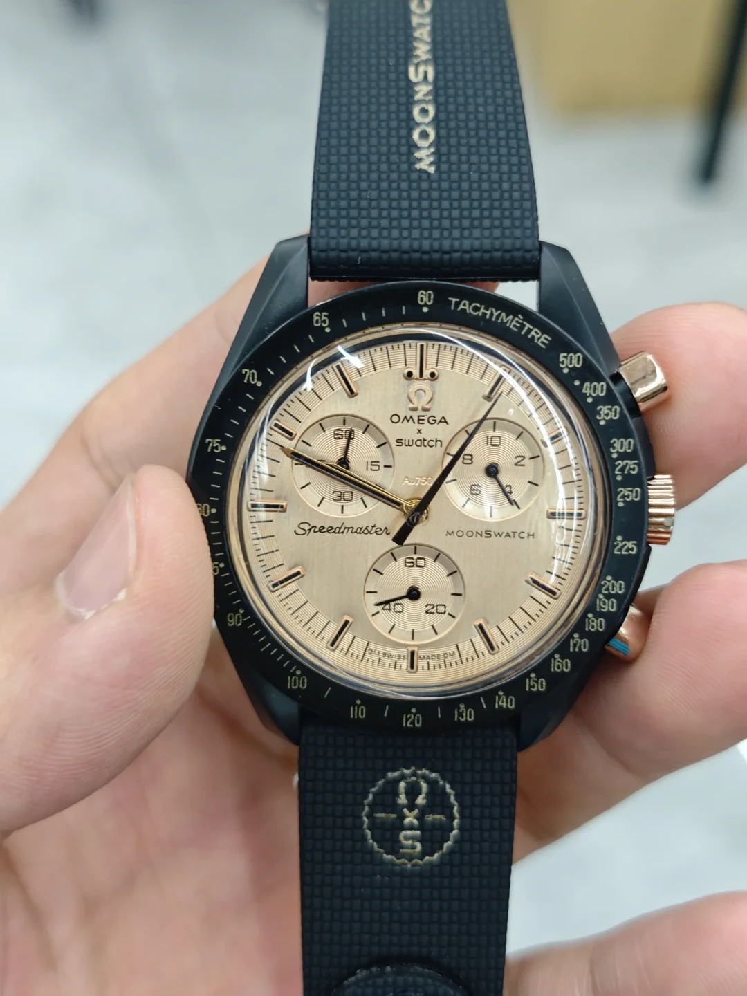 MoonSwatch 1969金表开始发货:公价4400元、转让挂价24万,三笔账看清背后的价差