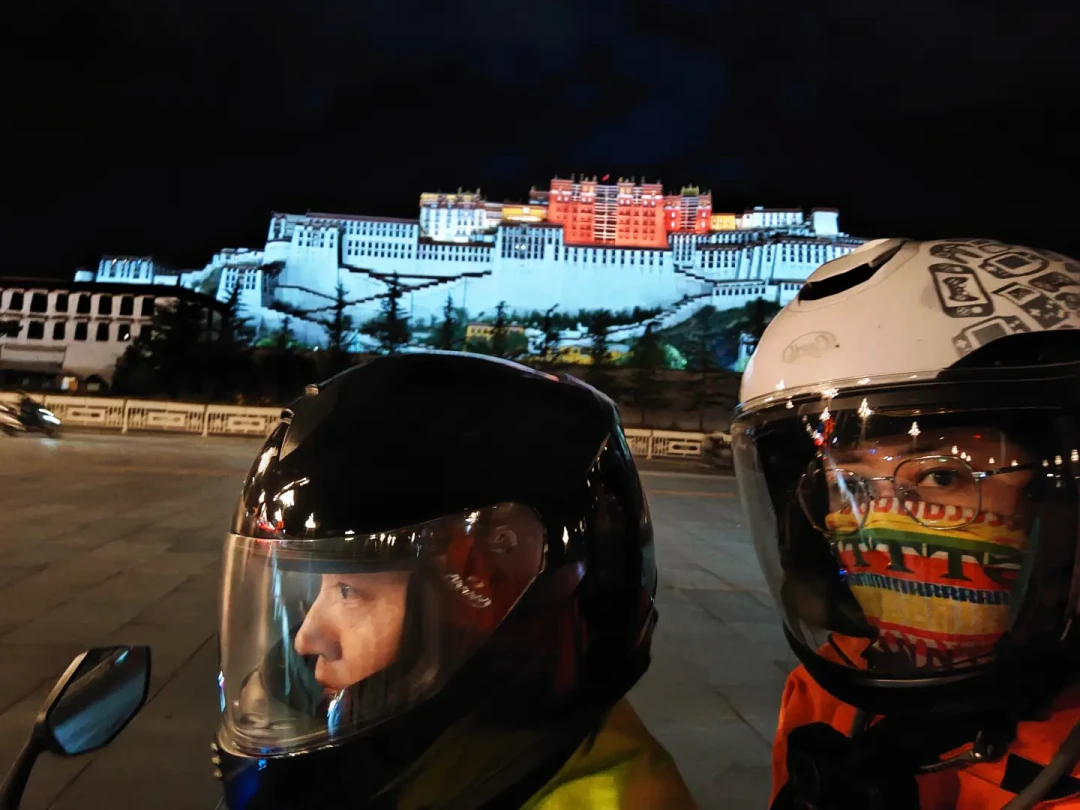 150踏板摩旅进藏行不行?吵归吵,这波人8月已经到布达拉宫了