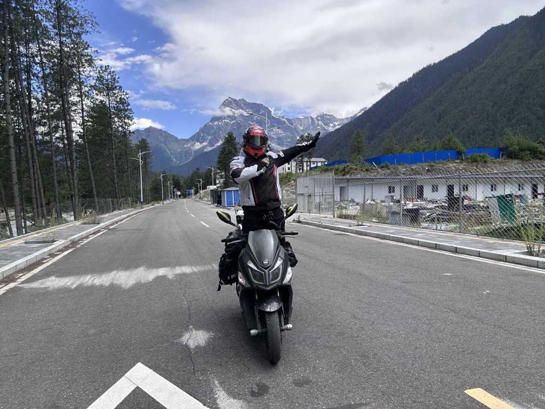 150踏板摩旅进藏行不行?吵归吵,这波人8月已经到布达拉宫了