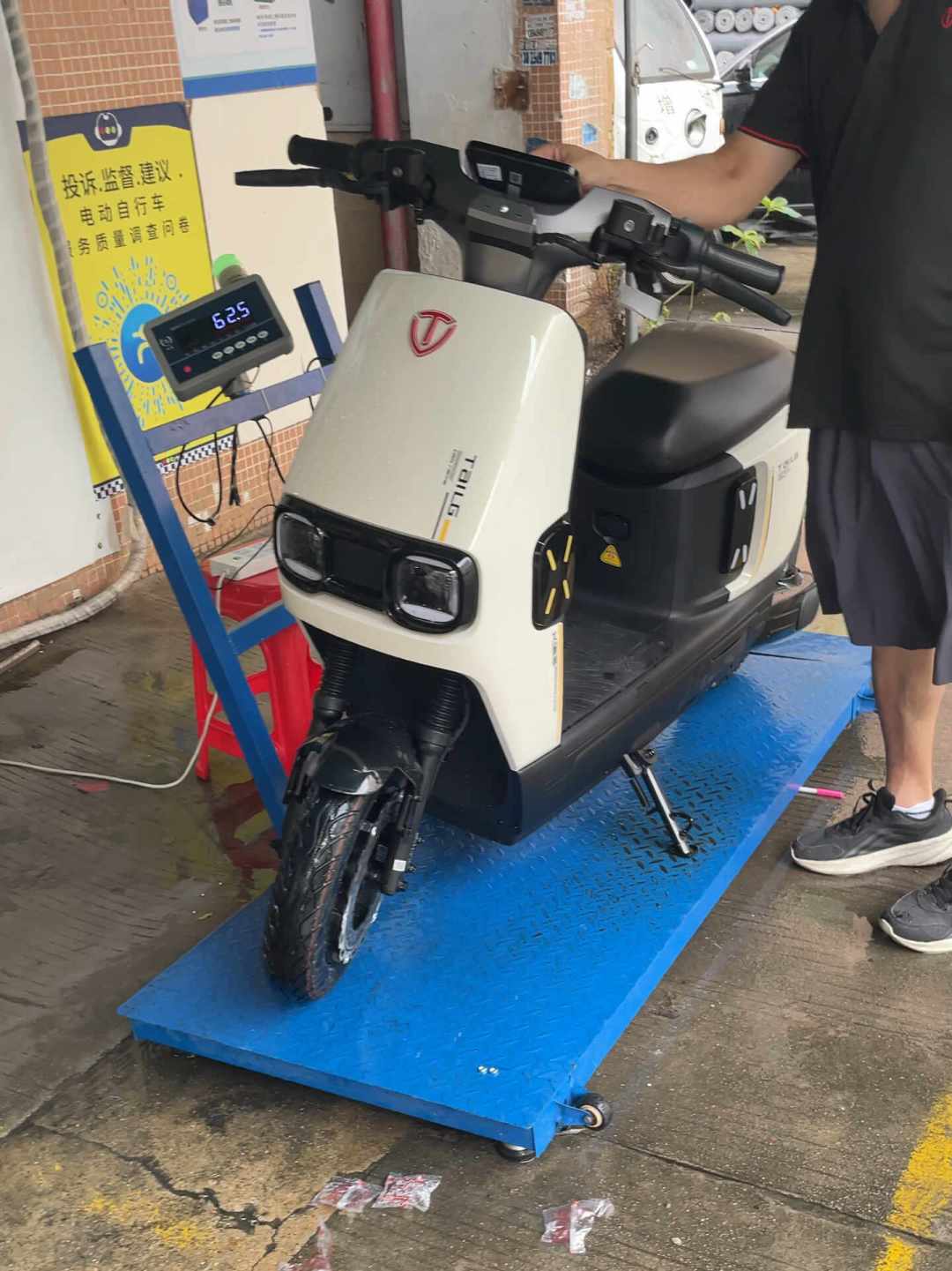 台铃骑一年断电趴窝,经销商、总代、总部三个说法:“批次问题”还是“假电池”?买车前先验这4处